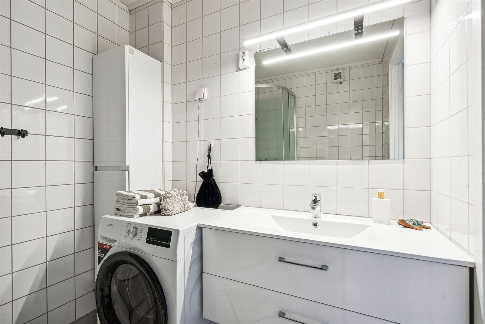 Kombinert bad/vaskerom fra 1994 med nyere baderomsinnredning. Galleribilde