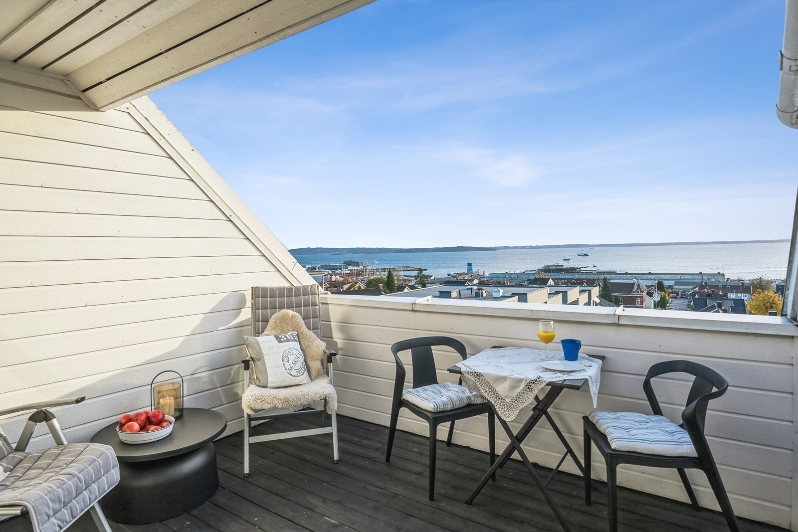 Velkommen til selveierleilighet i toppetasjen i Storgata 71 med en helt rå sjøutsikt. Galleribilde