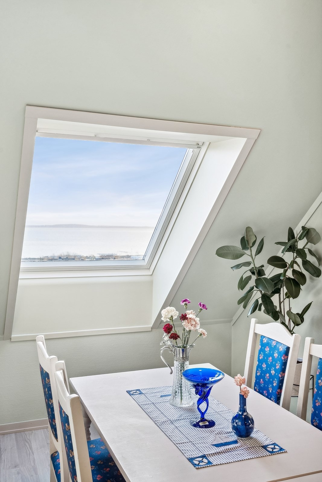 Fra spisestuen kan du nyte den nydelig utsikten til sjøen. Galleribilde