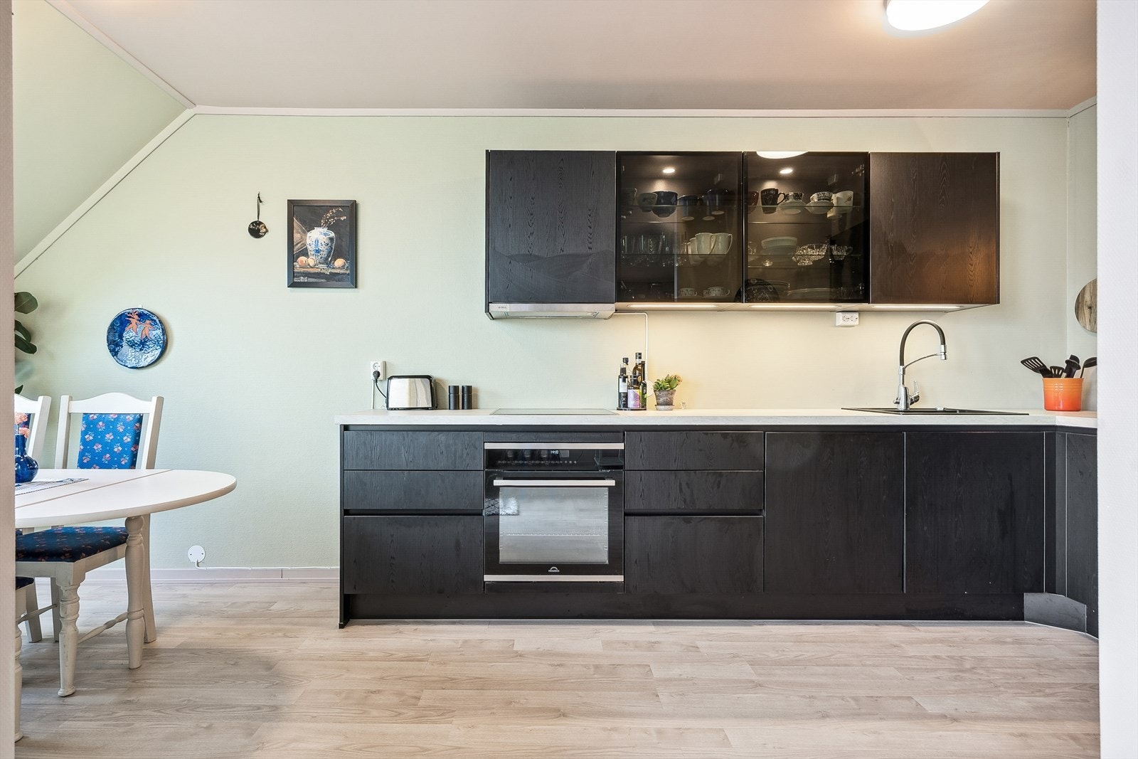 Keo kjøkken - Lekkert med to glasskap med sotet glass og integrert belysning. Galleribilde