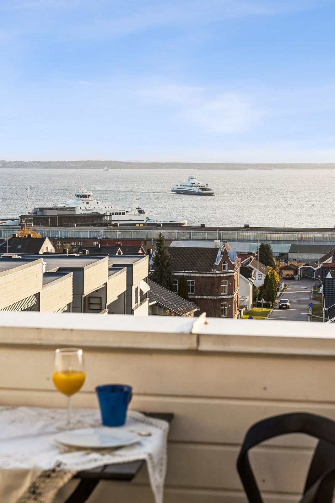 Bo helt usjenert og solrikt med nydelig sjøutsikt. Galleribilde