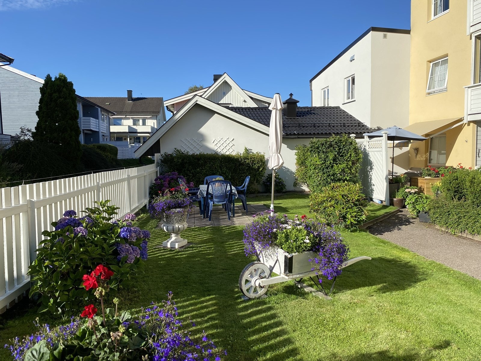 Nydelig felles hage med uteplass og flott beplantning. Galleribilde