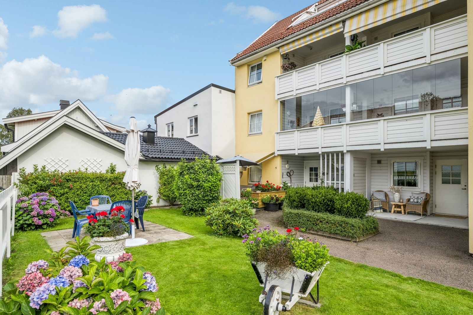 Nydelig felles hage med uteplass og flott beplantning. Galleribilde