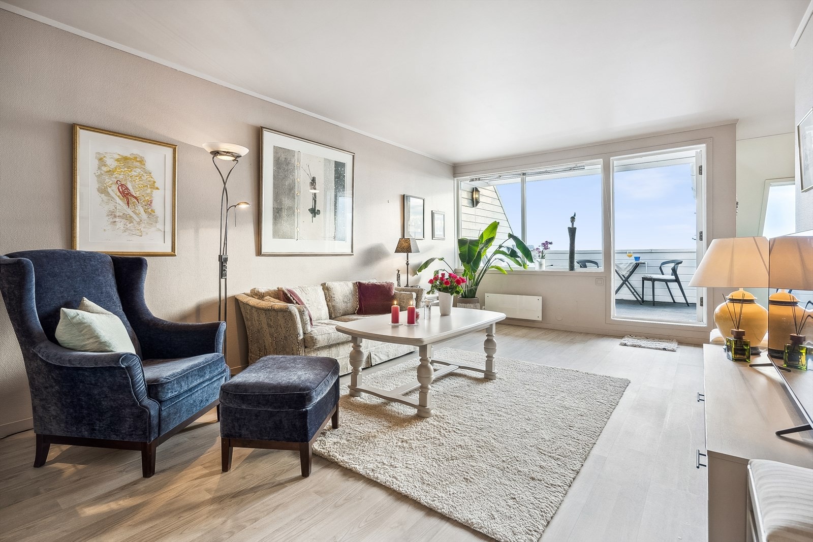 Lys og fin stue i en behagelig dempet gulv- og veggfarge. Galleribilde