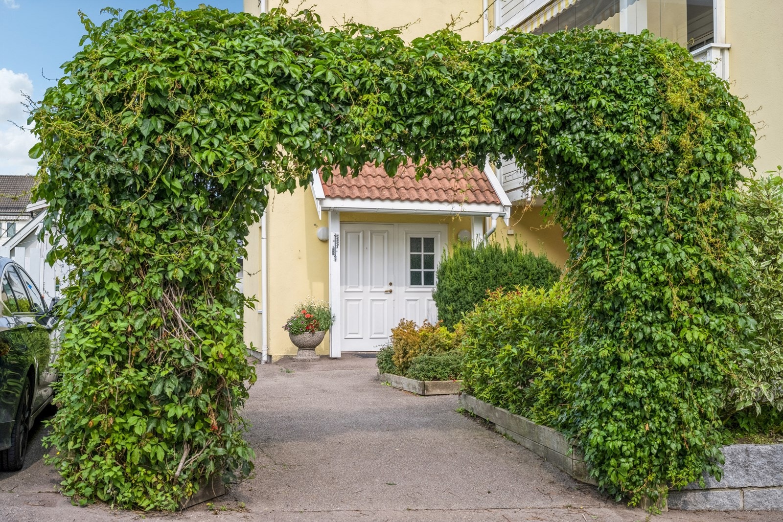 Nydelig portal med inngang til sameiet. Galleribilde