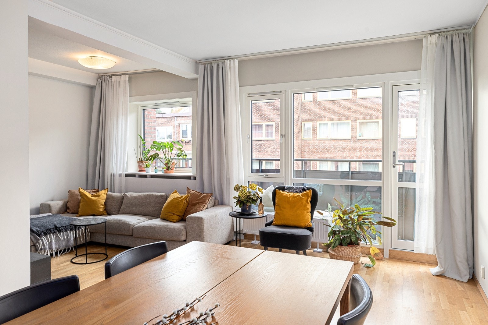 Store nye vindusflater fra gulv til tak gir rikelig med naturlig lys i rommet Galleribilde