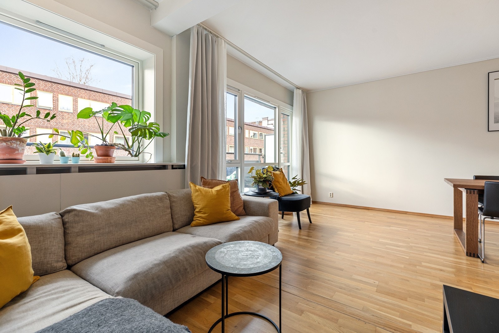 Leiligheten har malte slette tak og veggflater samt gjennomgående lyse parkettgulv Galleribilde