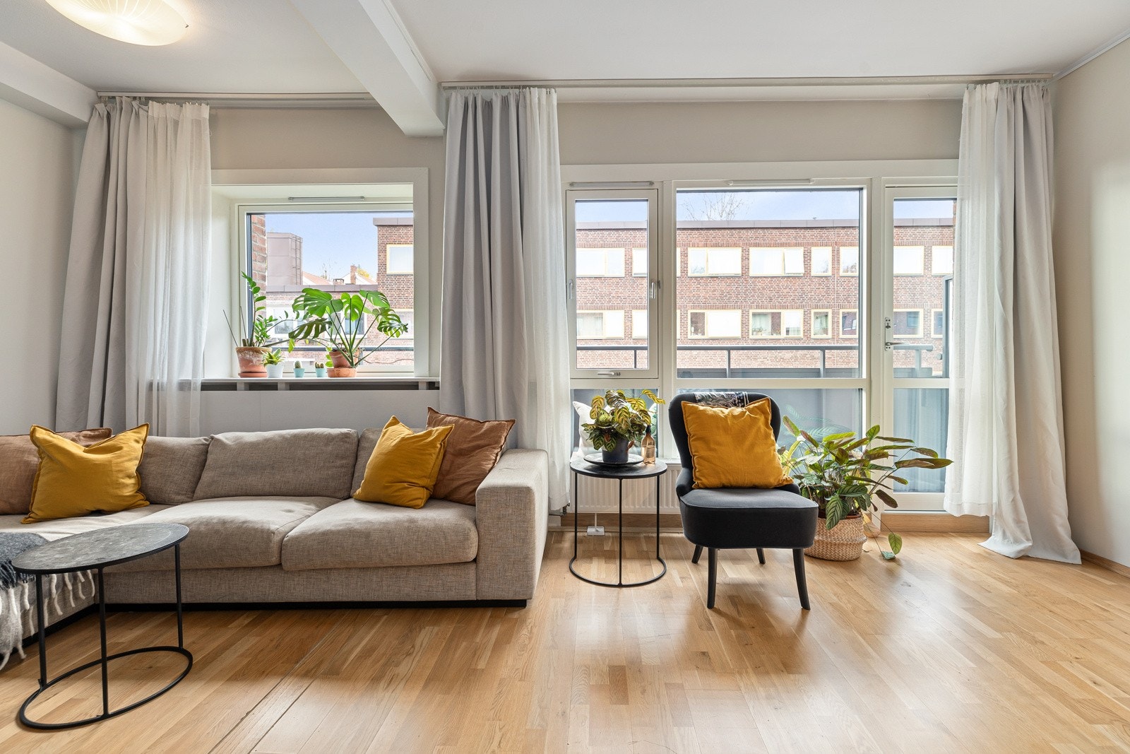 Store nye vindusflater fra gulv til tak gir rikelig med naturlig lys i rommet Galleribilde