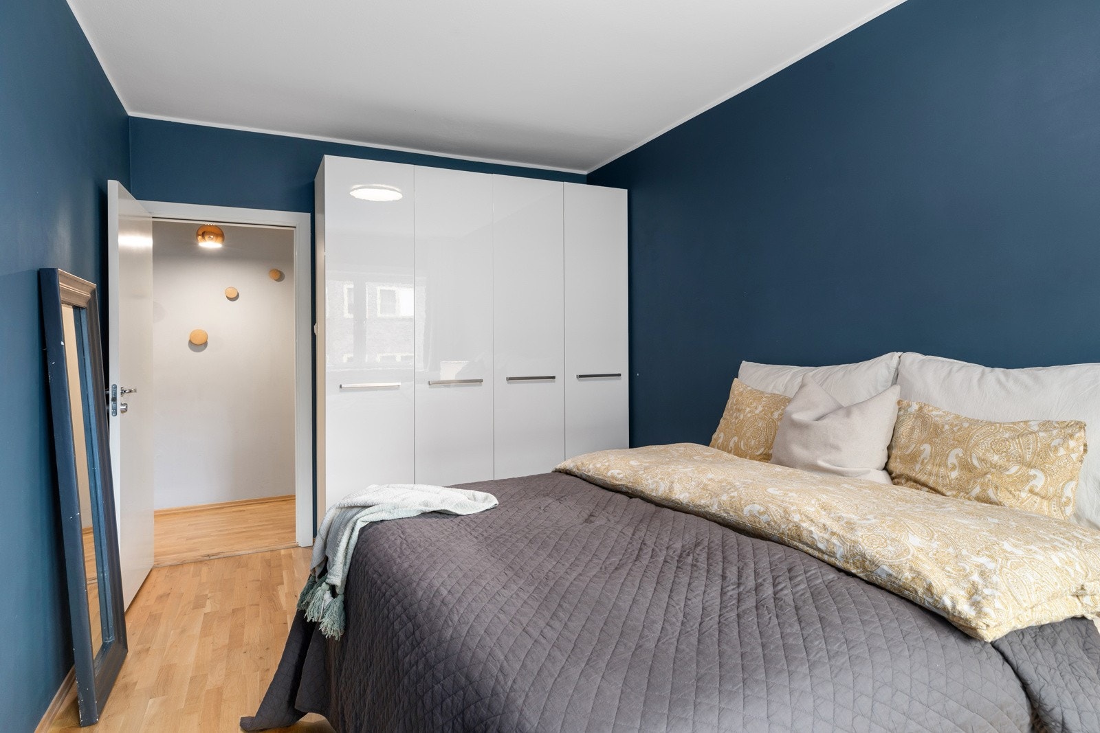 Romslige garderobeskap på soverommet. Soverom II kan etableres ved å montere lettvegg i del av stuen. Se alternativ planløsning. Galleribilde