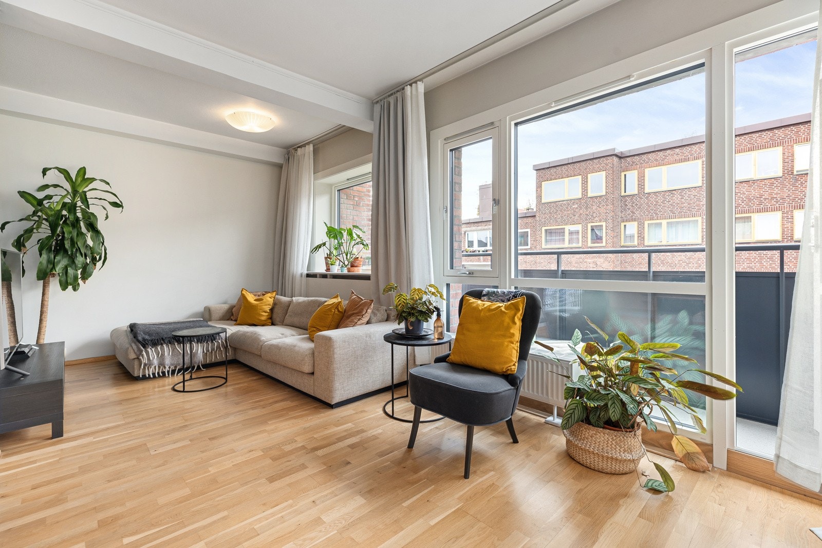 Stuen fremstår som lys og luftig med en sjenerøs takhøyde på ca. 2,63 meter Galleribilde