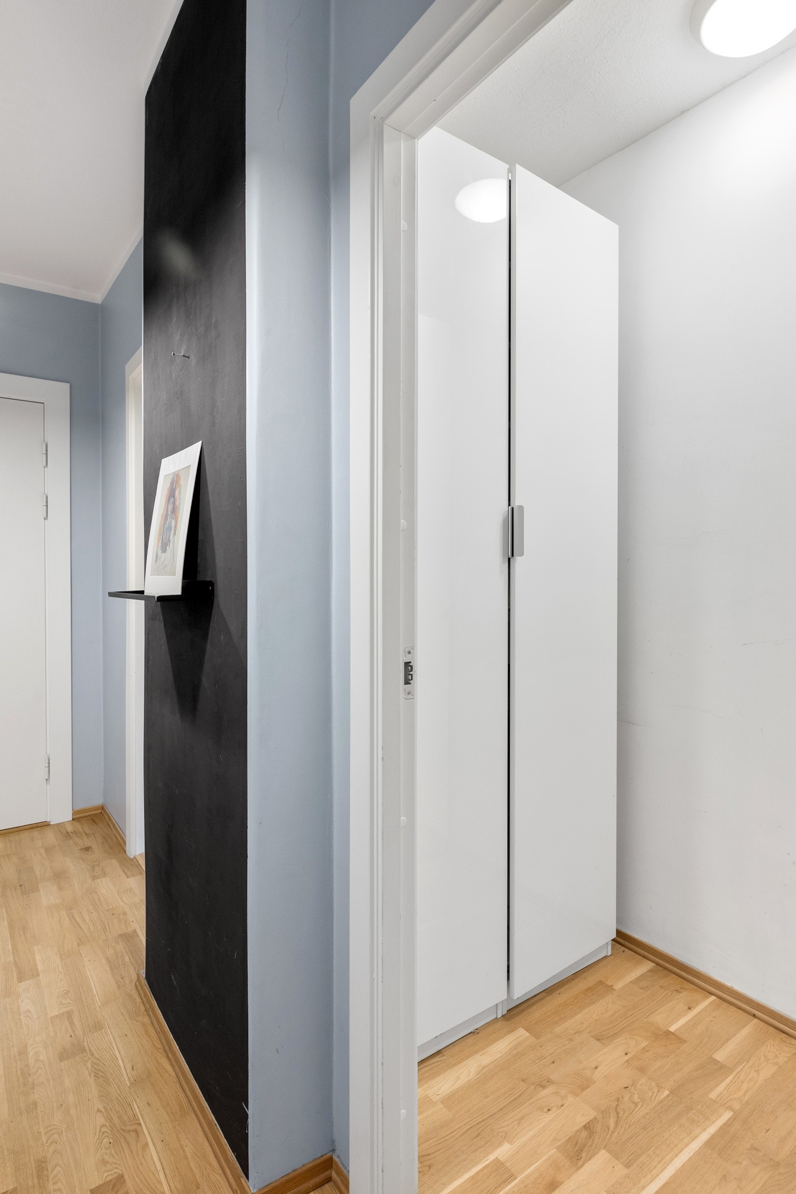 Praktisk innvendig kott med garderobeskap for ytterligere oppbevaring/lagring Galleribilde