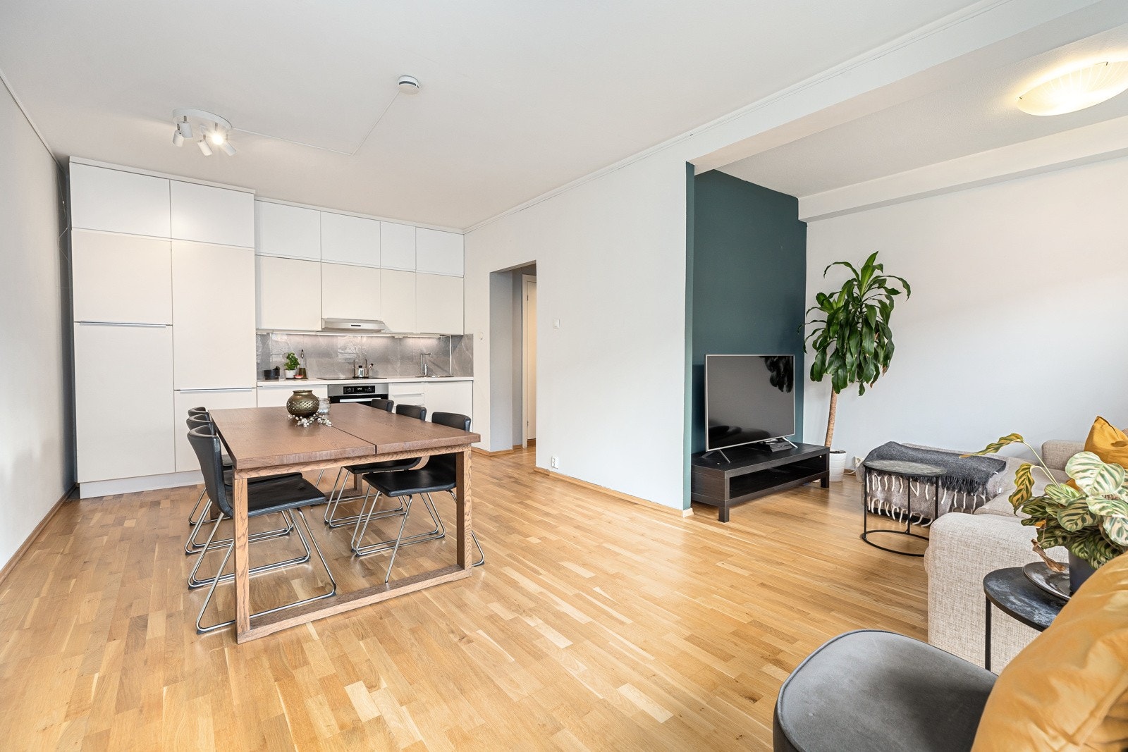 Det er plass for både sofaløsning med tilhørende møblement og spisebord Galleribilde