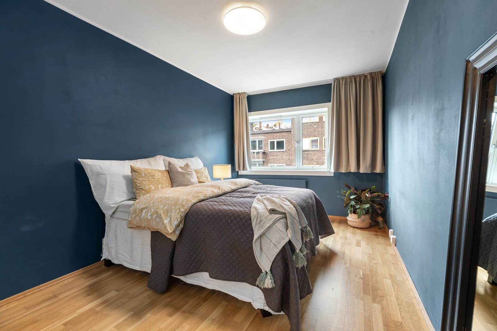 Leiligheten har et romslig soverom med garderobeskap Galleribilde