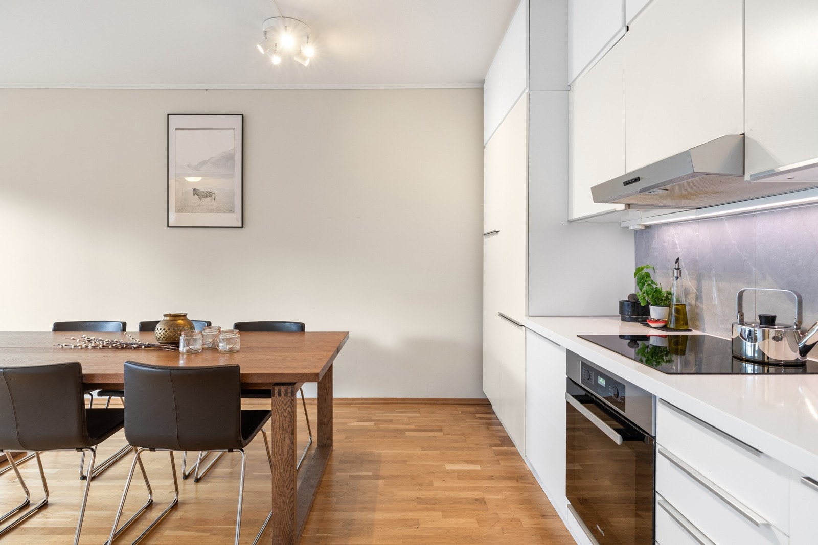 Lys kompositt benkeplate med nedfelt stålkum og ett-greps armatur i krom Galleribilde