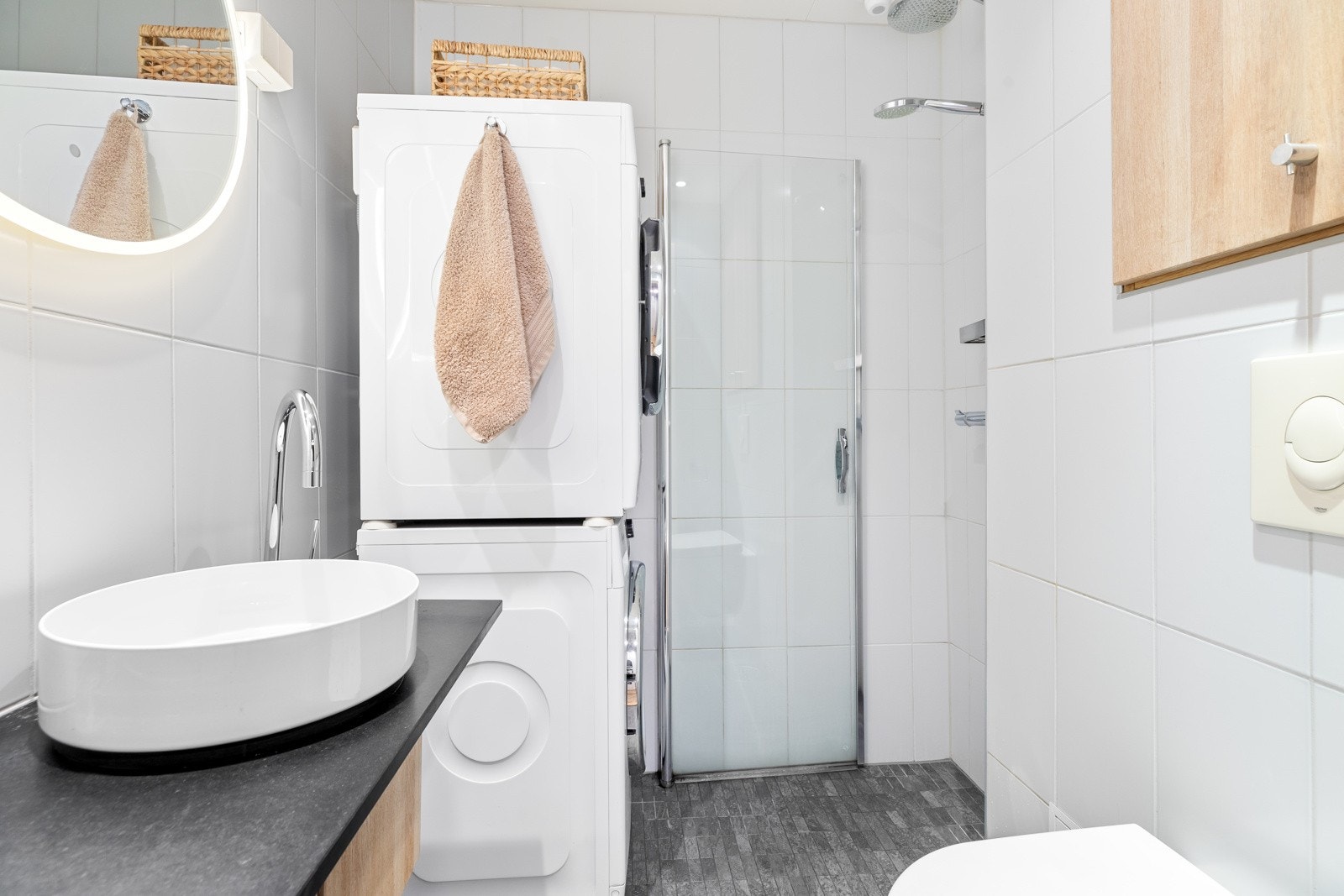 Svingbar dusjvegg og termostatstyrt dusjbatteri krom med både håndog regnfallsdusj. Veggmontert servantskap med utenpåliggende vask og ett-greps armatur Galleribilde