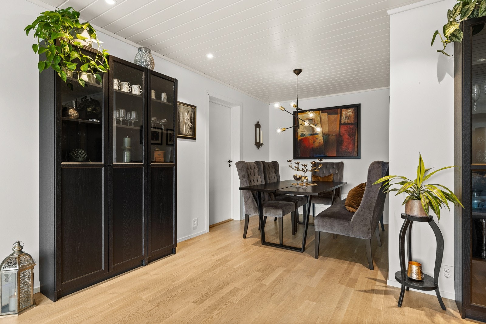Med plass til stort spisebord, perfekt til å invitere venner og familie til hyggelige måltider Galleribilde