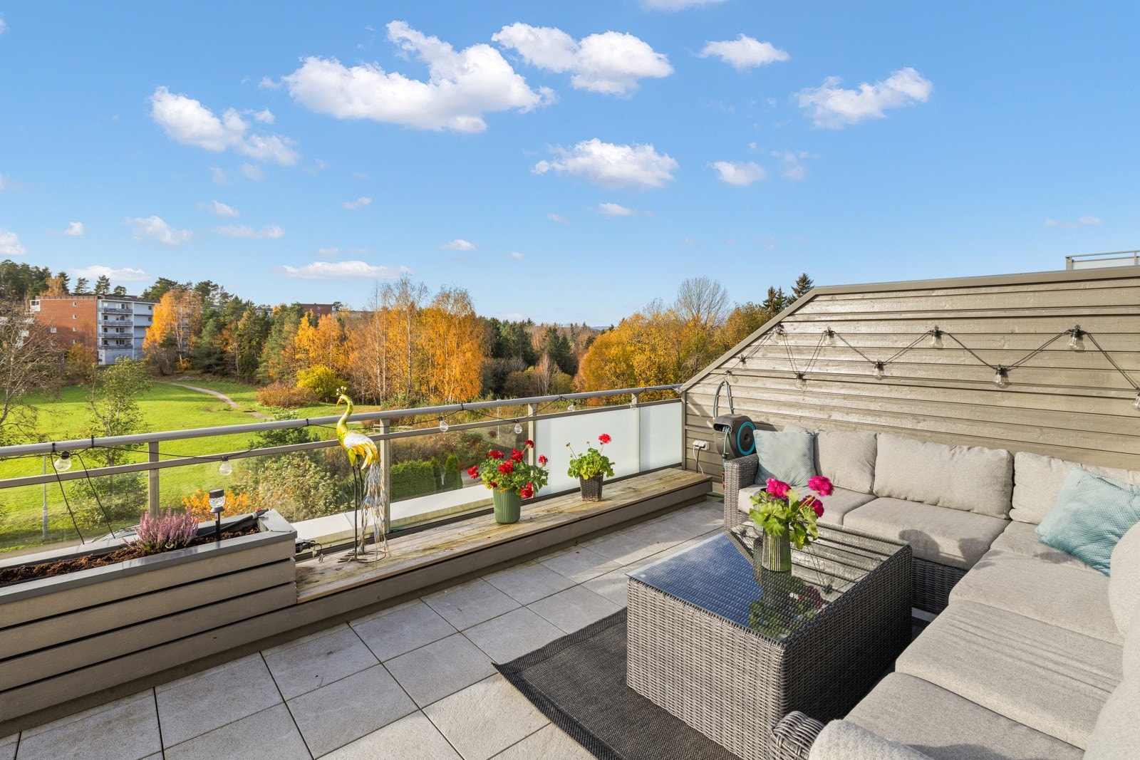 Leiligheten har en stor sydvestvendt terrasse på hele 46 kvm Galleribilde