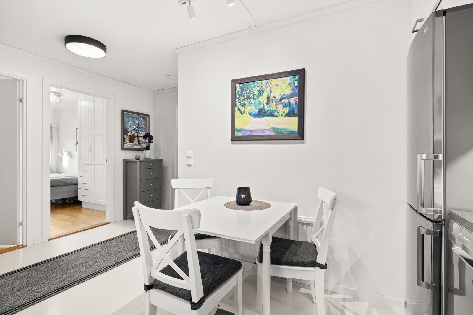 På kjøkkenet har du også plass til spisebord, perfekt til morgenkaffen og hverdagslige måltider Galleribilde