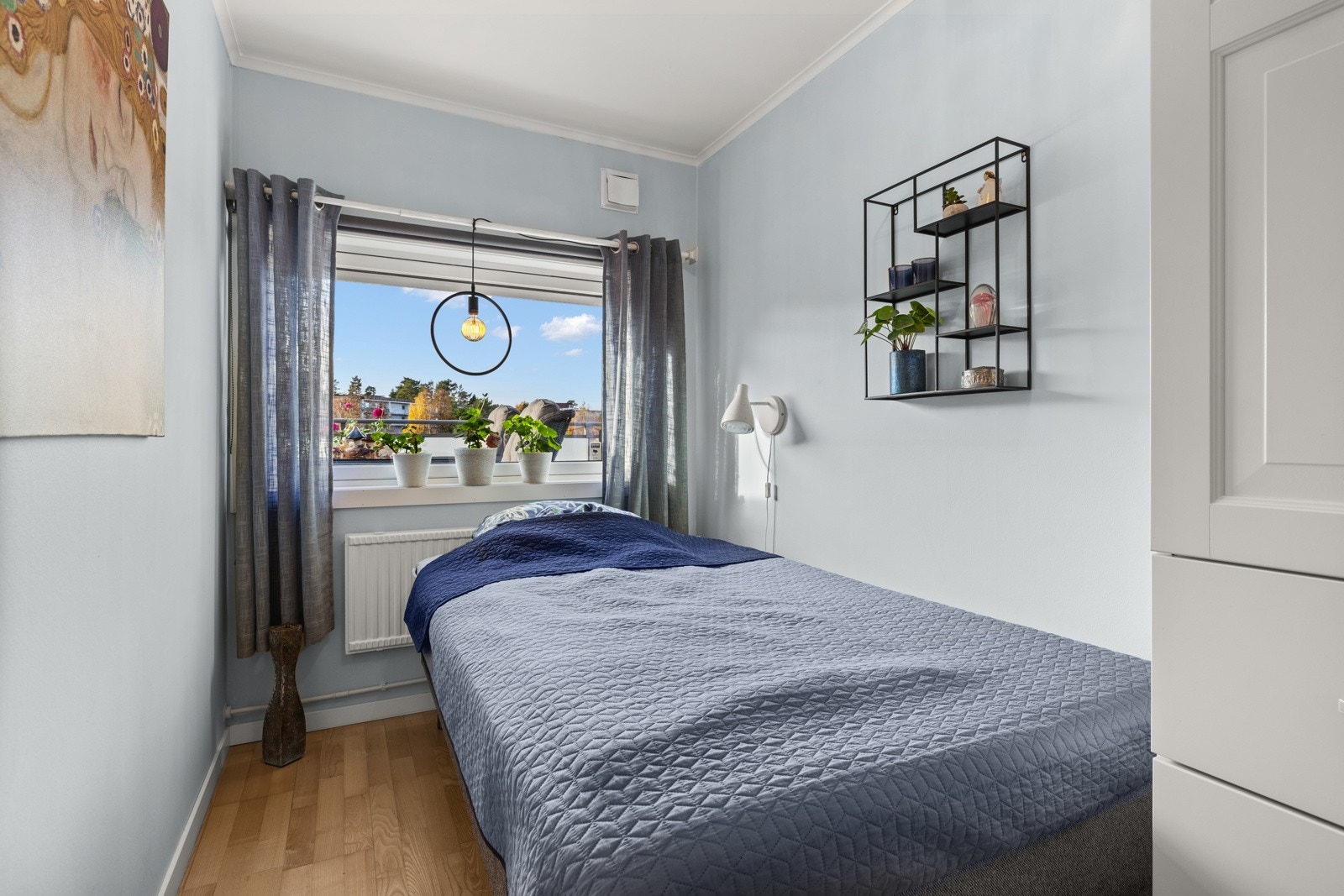 Soverom 2 og 3 er også av fin størrelse, med plass til en god seng og garderobeløsninger Galleribilde