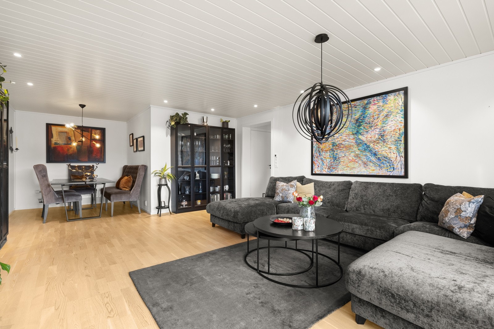 Stuens veggflater er malt i lys og tidløs farge. Galleribilde