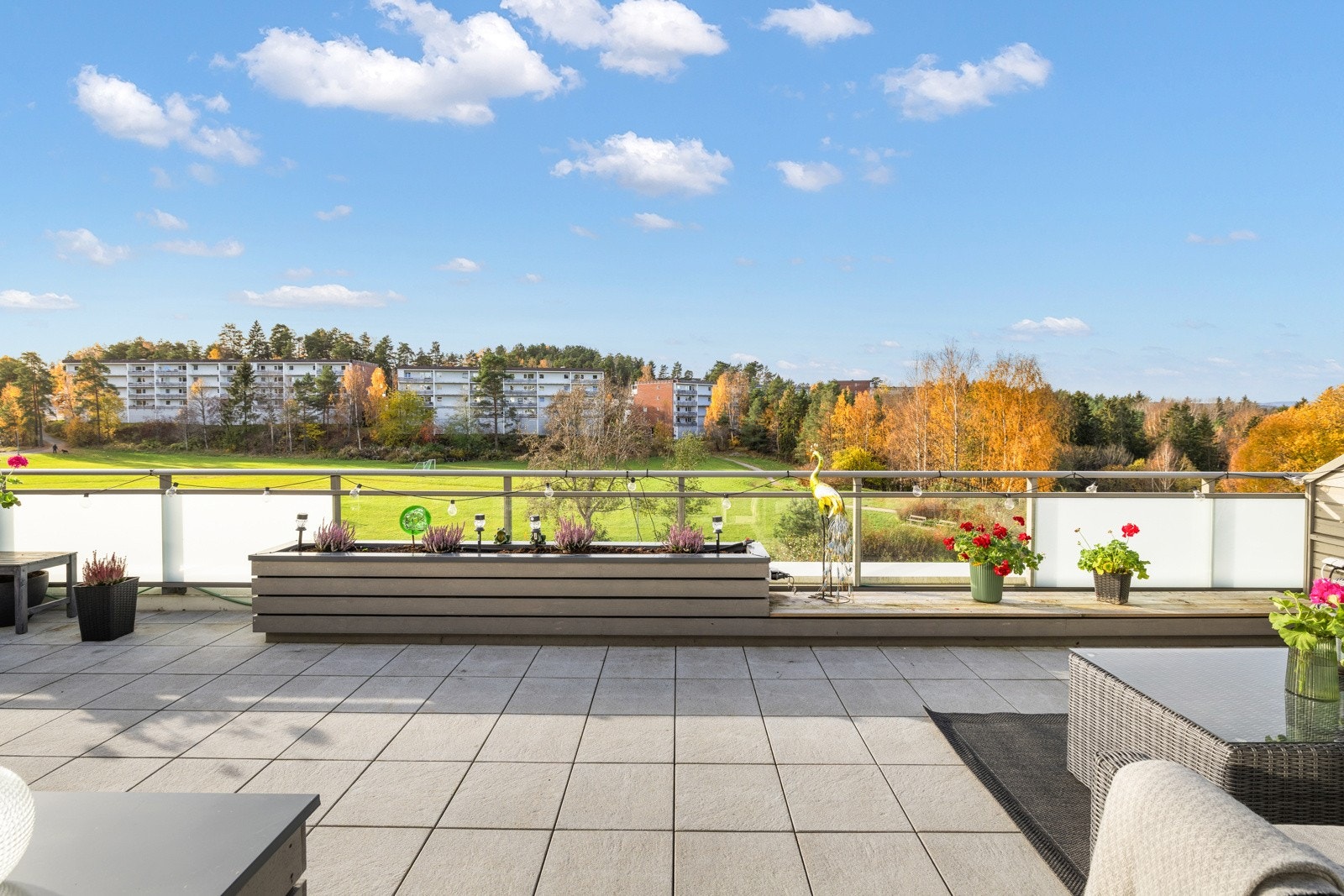 Fra stuen er det utgang til flott terrasse på ca 44 m². Galleribilde