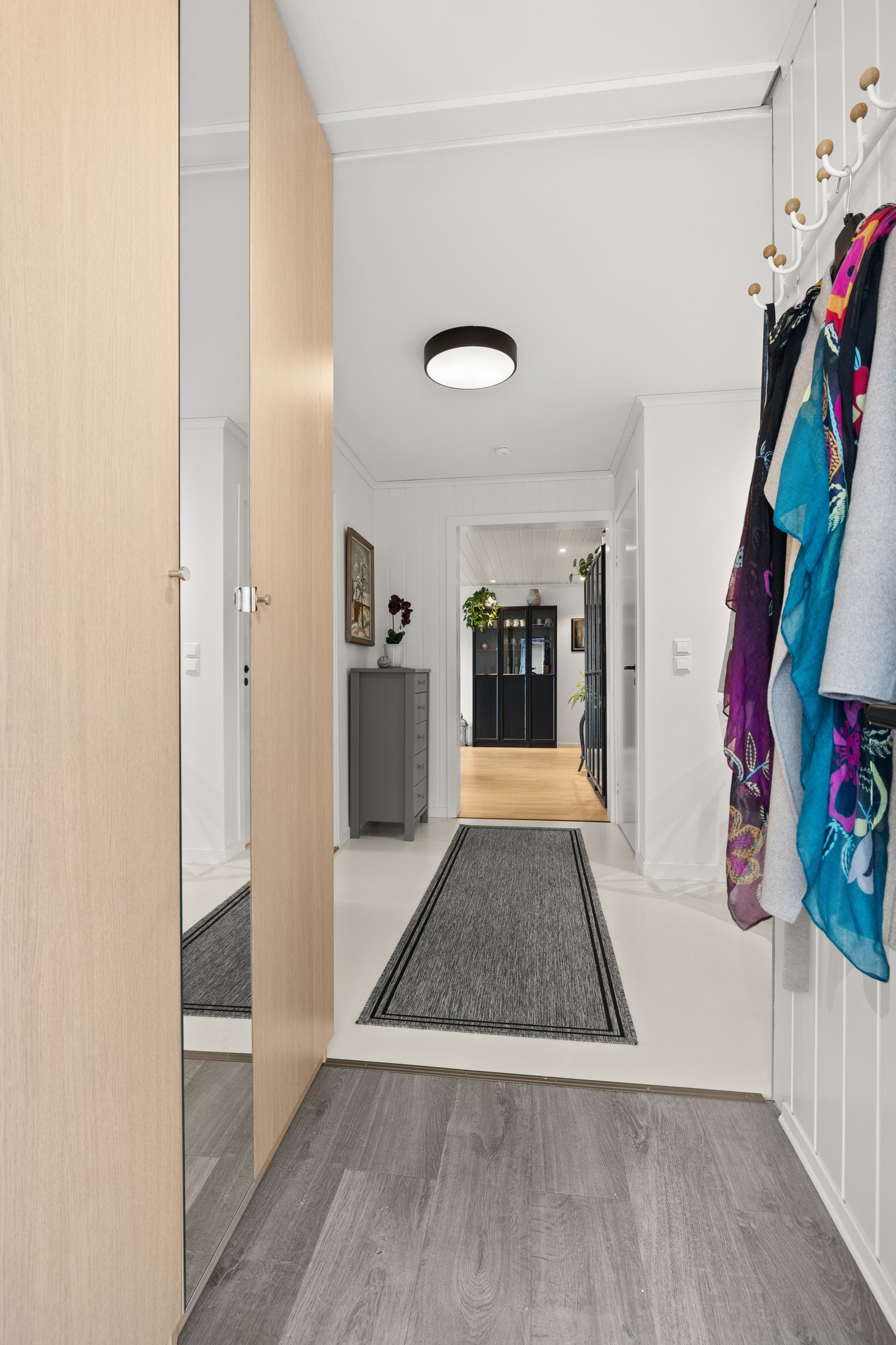 Leiligheten har en romslig og innbydende entré, som gir et godt førsteinntrykk av boligen. Galleribilde