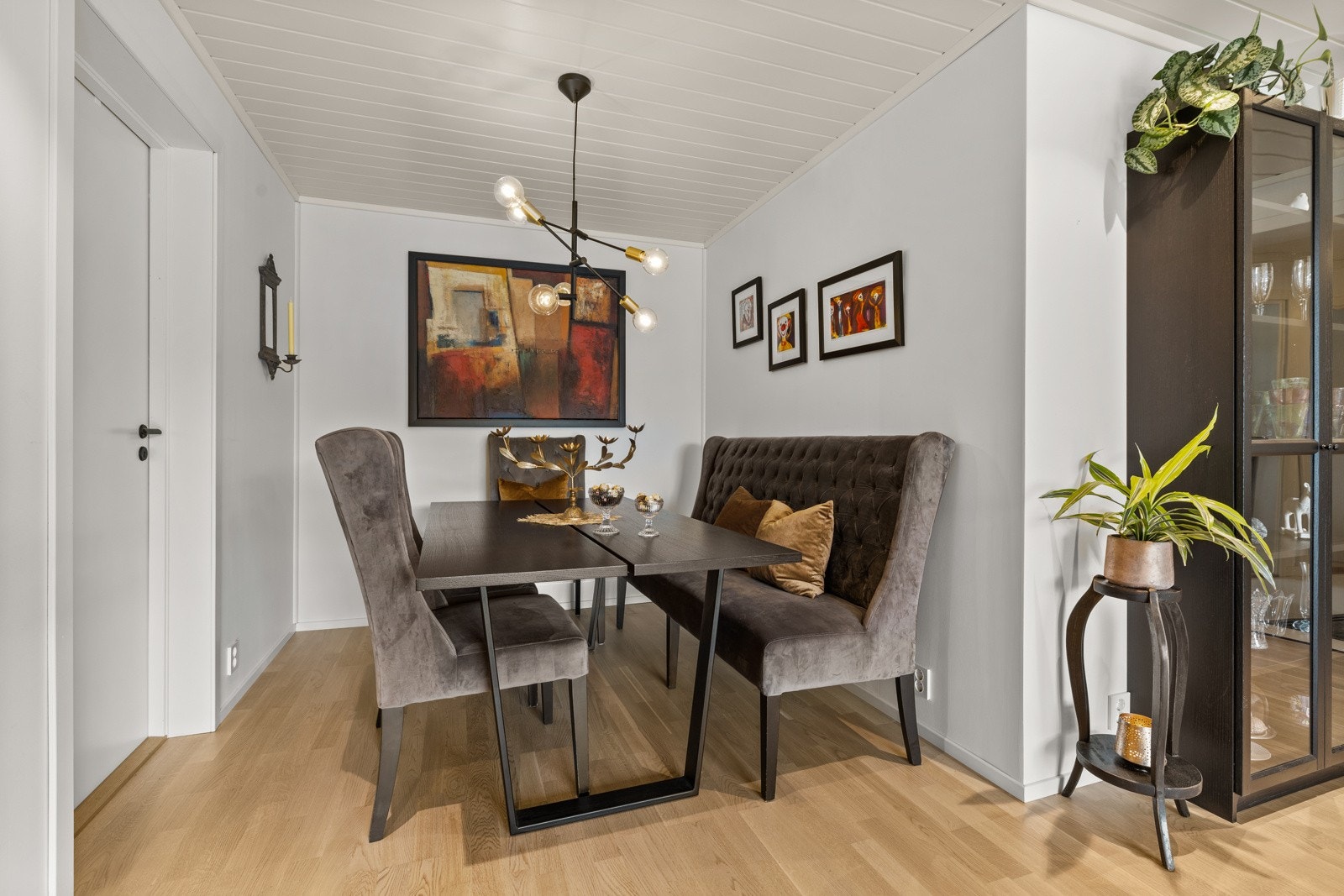 I stuen har du god plass til både sofainnredning, stort spisebord og annet stuemøblement Galleribilde