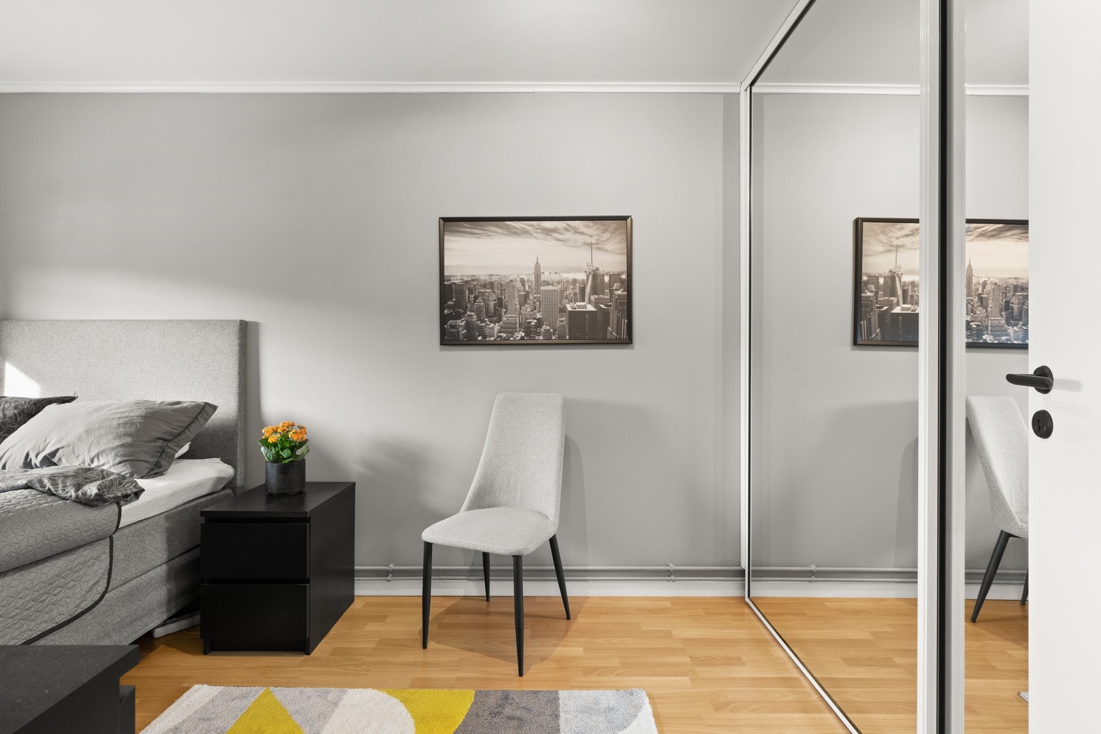 Hovedsoverommet er utstyrt med romslig garderobe, med skyvedører i speil Galleribilde