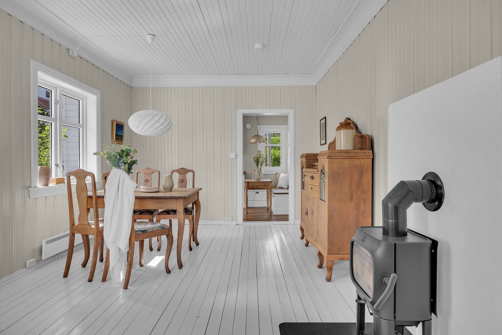 Mellom spise- og dagligstue finner du en fin og effektiv vedovn Galleribilde