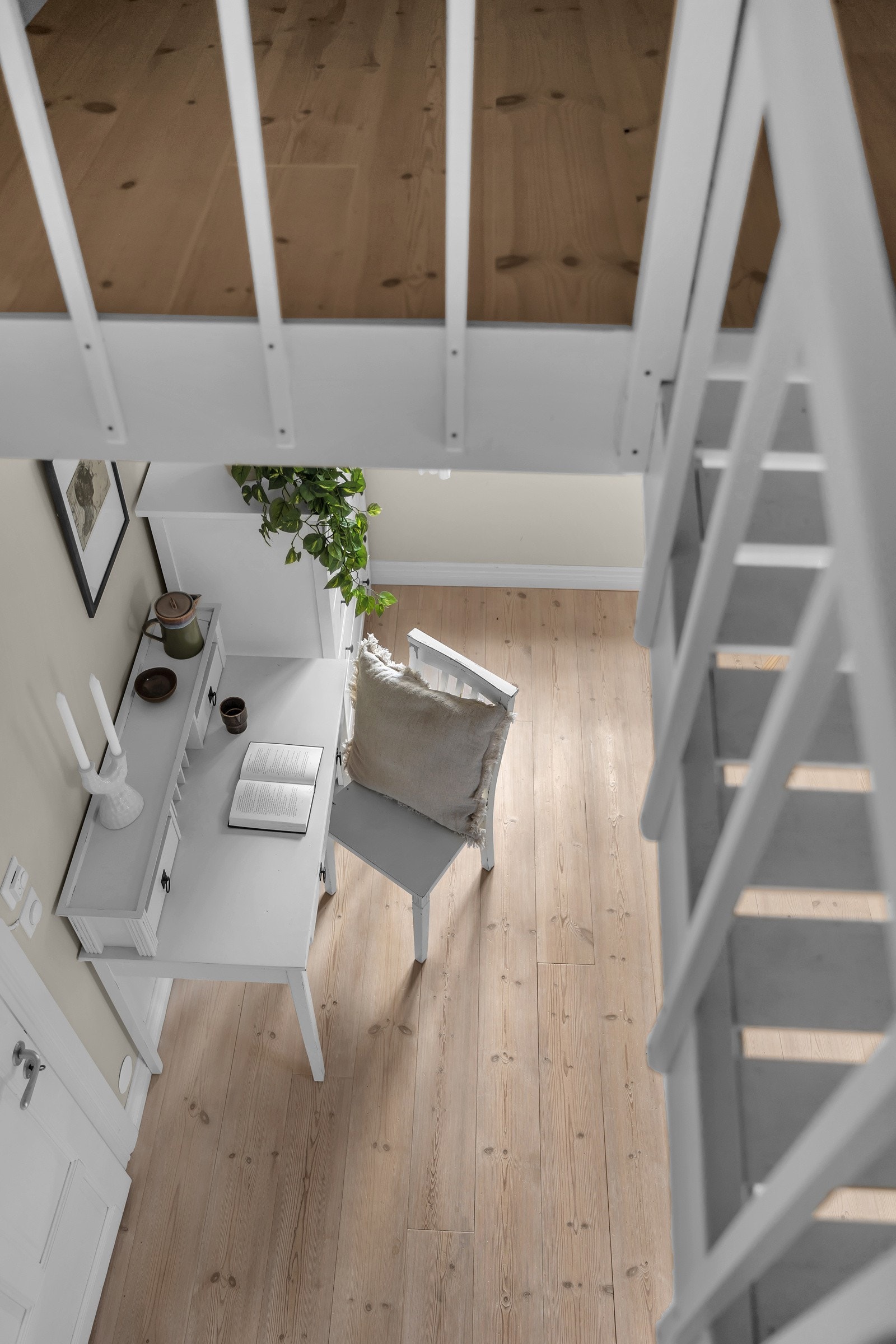 Spesialbygget trapp og bro over til hemsen Galleribilde