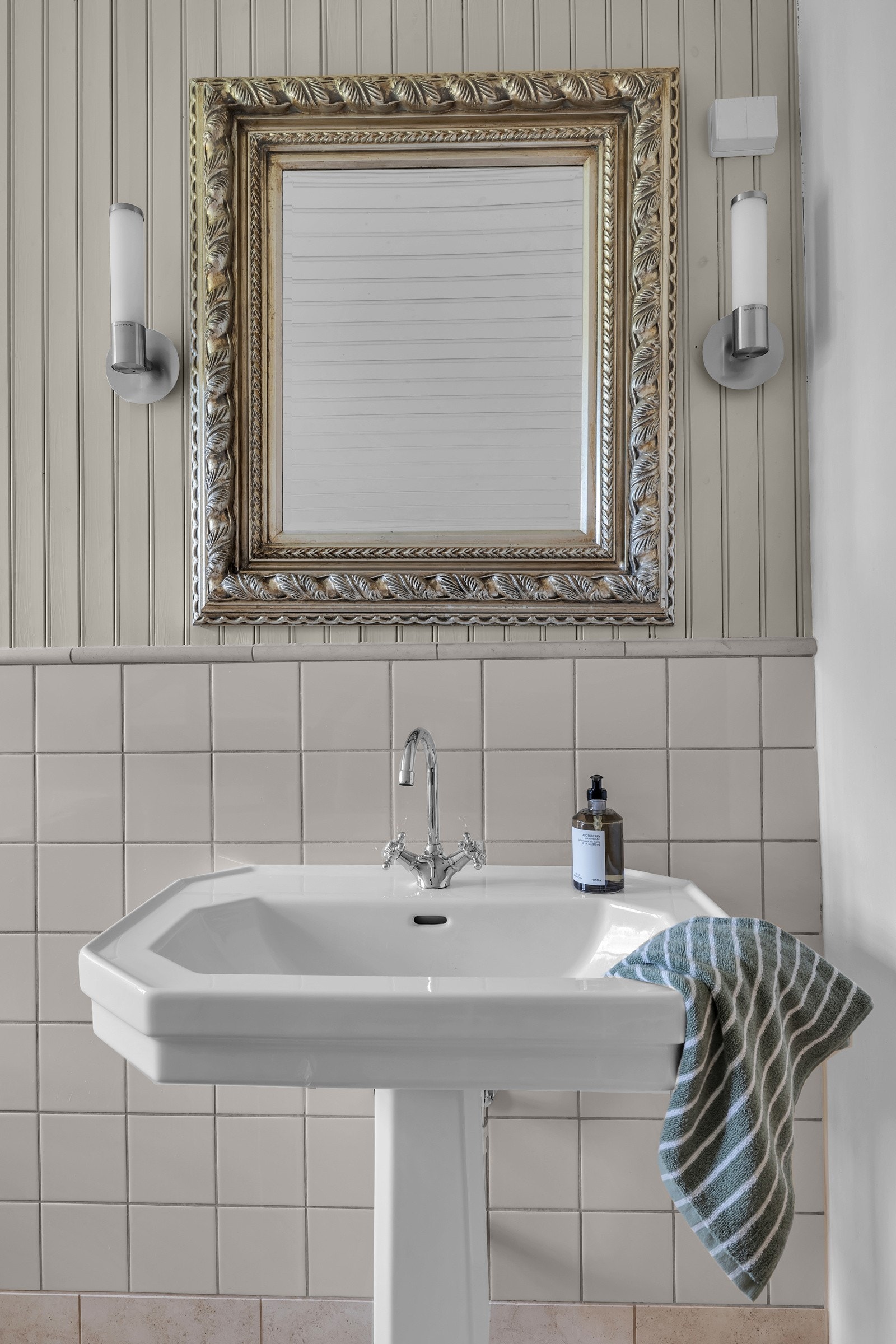 Kombinasjonen med fliser og panel sammen med det lekre inventaret gjør dette til noe helst spesielt Galleribilde