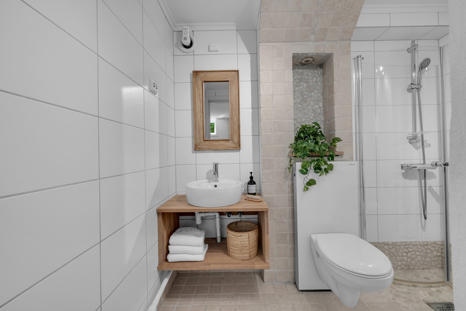 Badet i leiligheten holder samme fine standard, er praktisk og pent Galleribilde