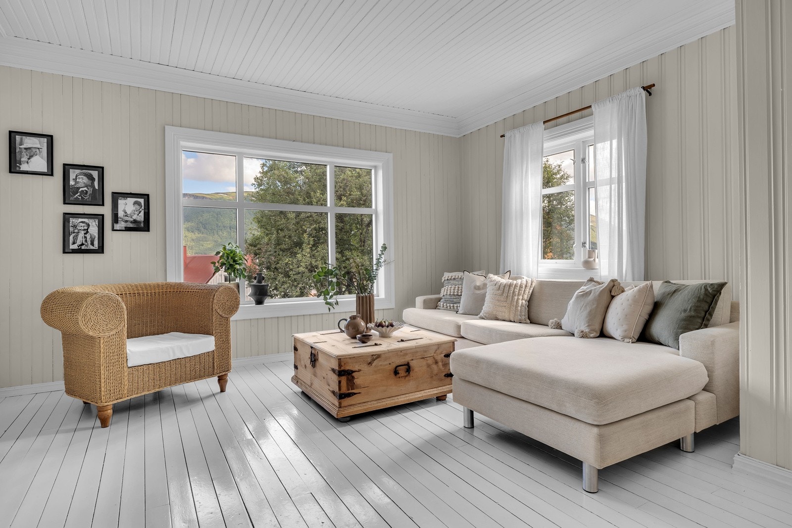 Innerst i rommet finner dagligstuen sin naturlige plass Galleribilde