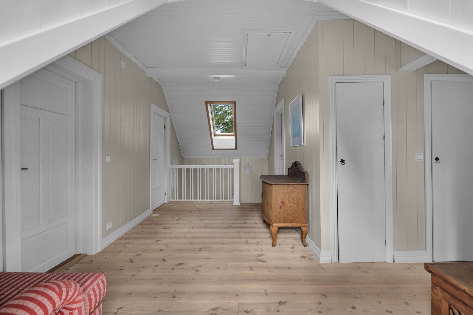 På motsatt side av loftstuen finner du ytterligere 2 soverom og bad Galleribilde