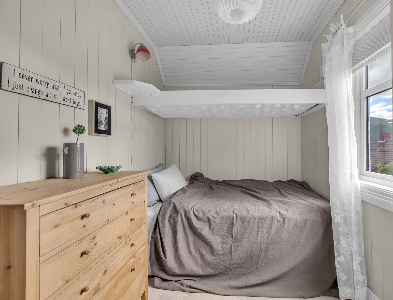 Soverom 4 ligger mot sør-vest og er på ca. 6,5m2 Galleribilde