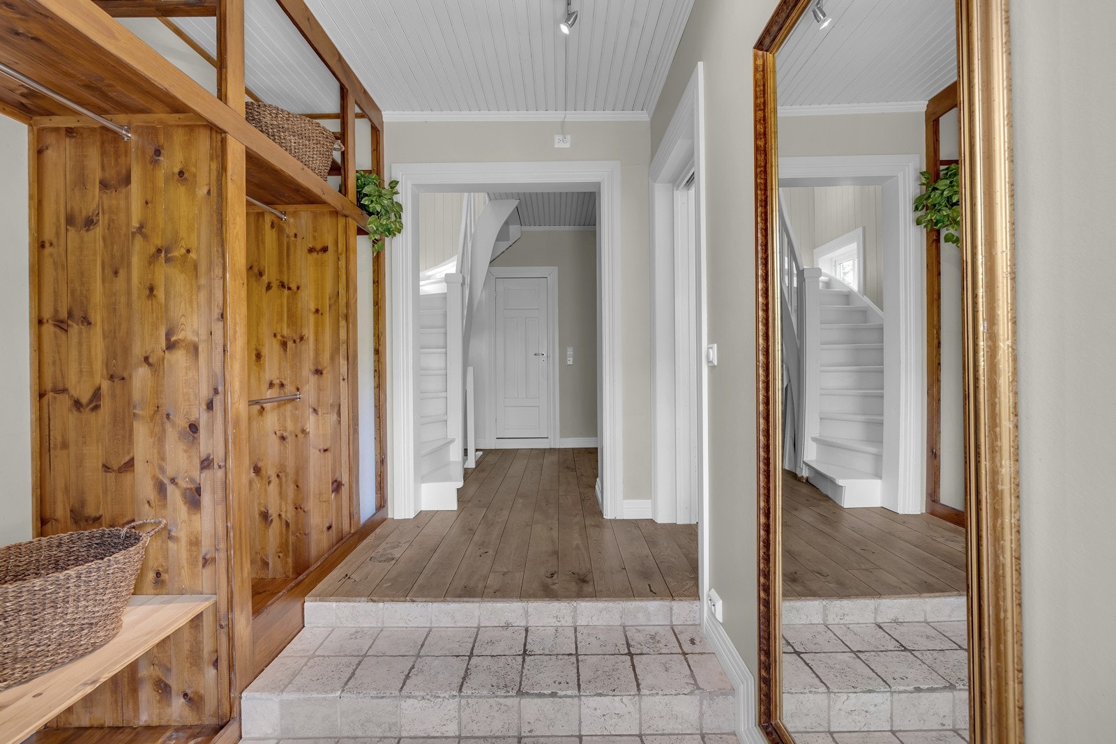 Velkommen inn! - Det første som møter deg er dette koselige inngangspartiet med plassbygd garderobe. Herfra ledes du videre til kjøkken og hall som igjen tar det til badet i denne etasjen Galleribilde