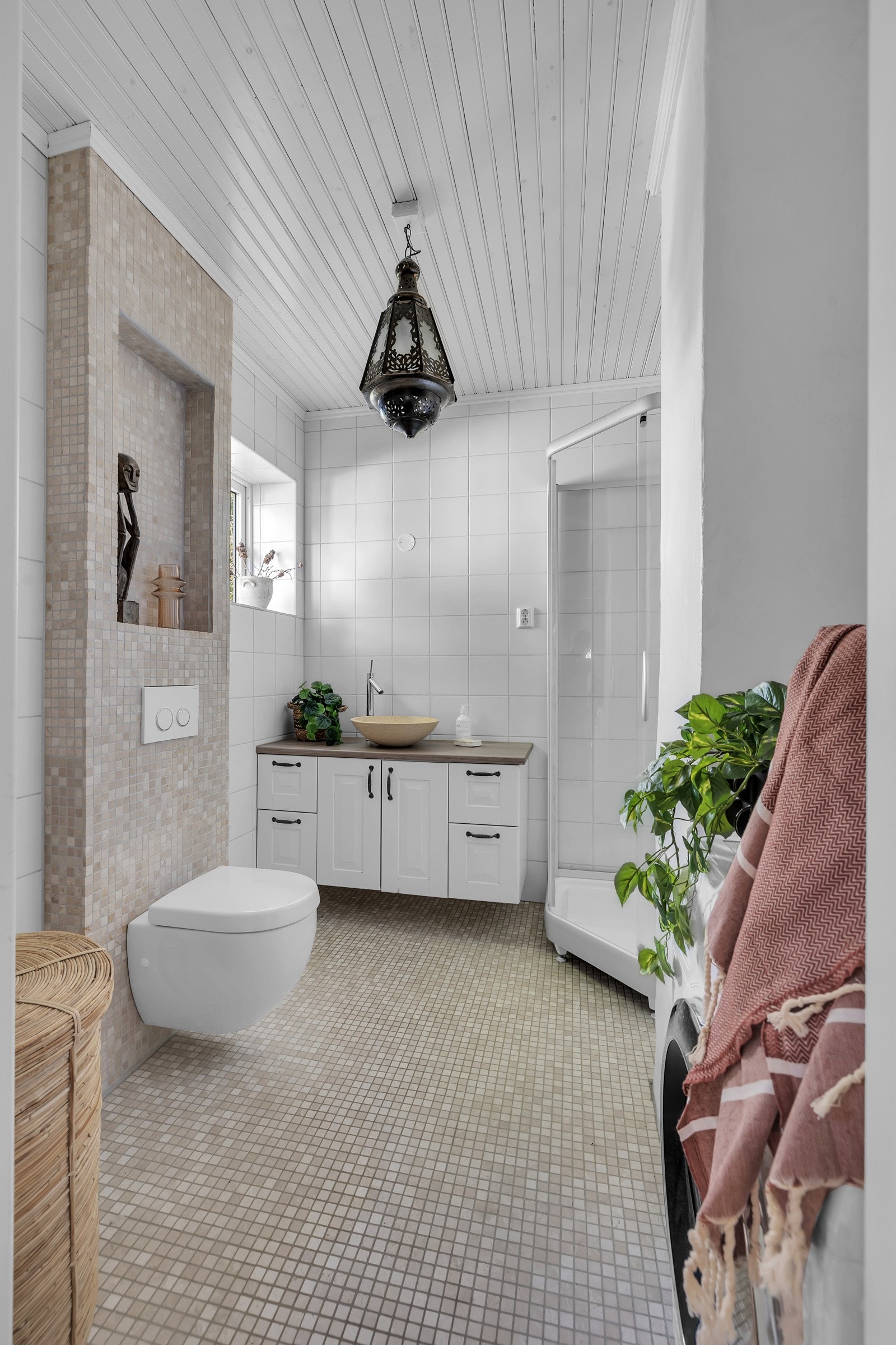 I denne etasjen er det også et lekkert bad med adkomst fra gangen/hallen Galleribilde