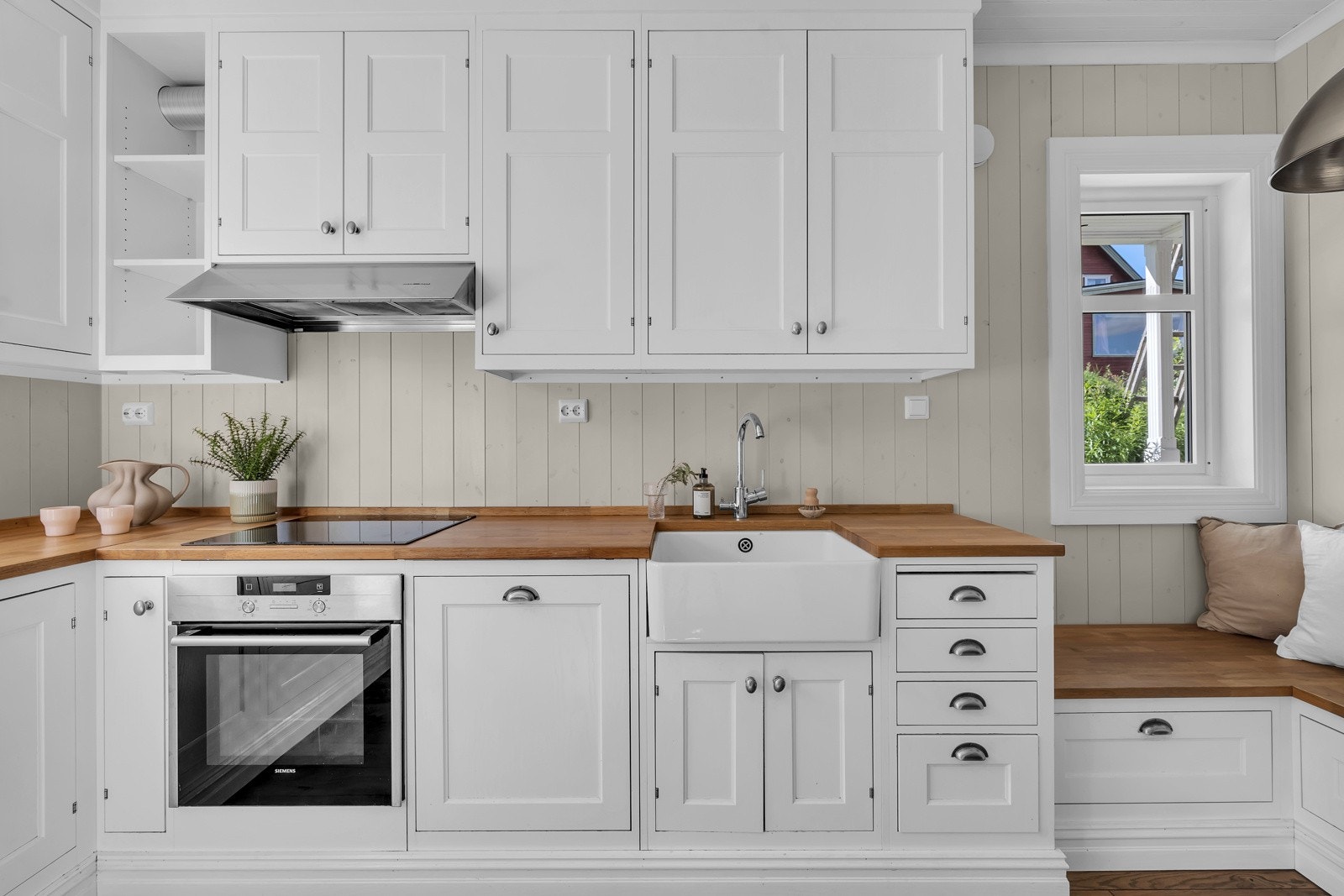 Hvitevarer (utenom kjøleskap) er integrerte i innrdeningen Galleribilde