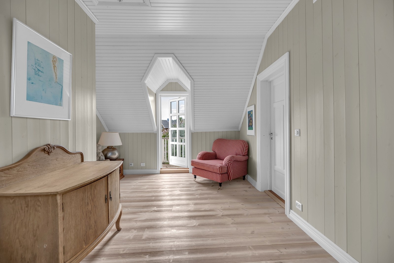 Mellom soverom og bad i 2. etasje finner du denne nydelig loftstuen hvor det er utgang til sørvendt veranda Galleribilde