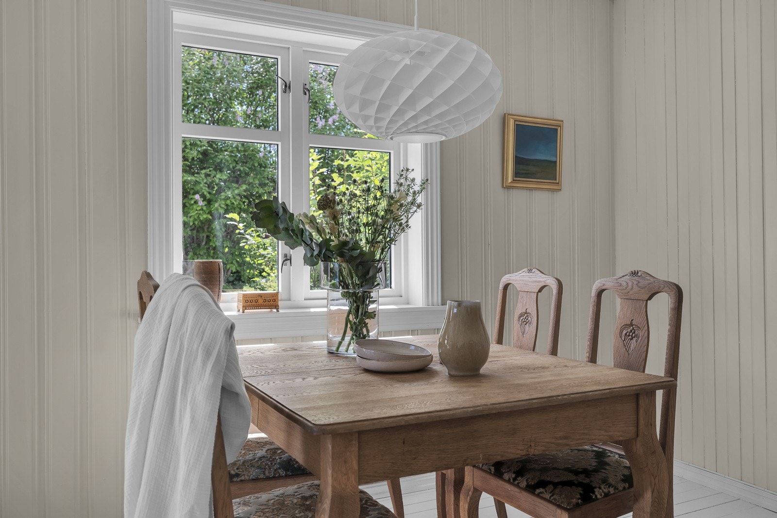 Spisestuen er naturlig plasser i tilknytning kjøkkenet Galleribilde