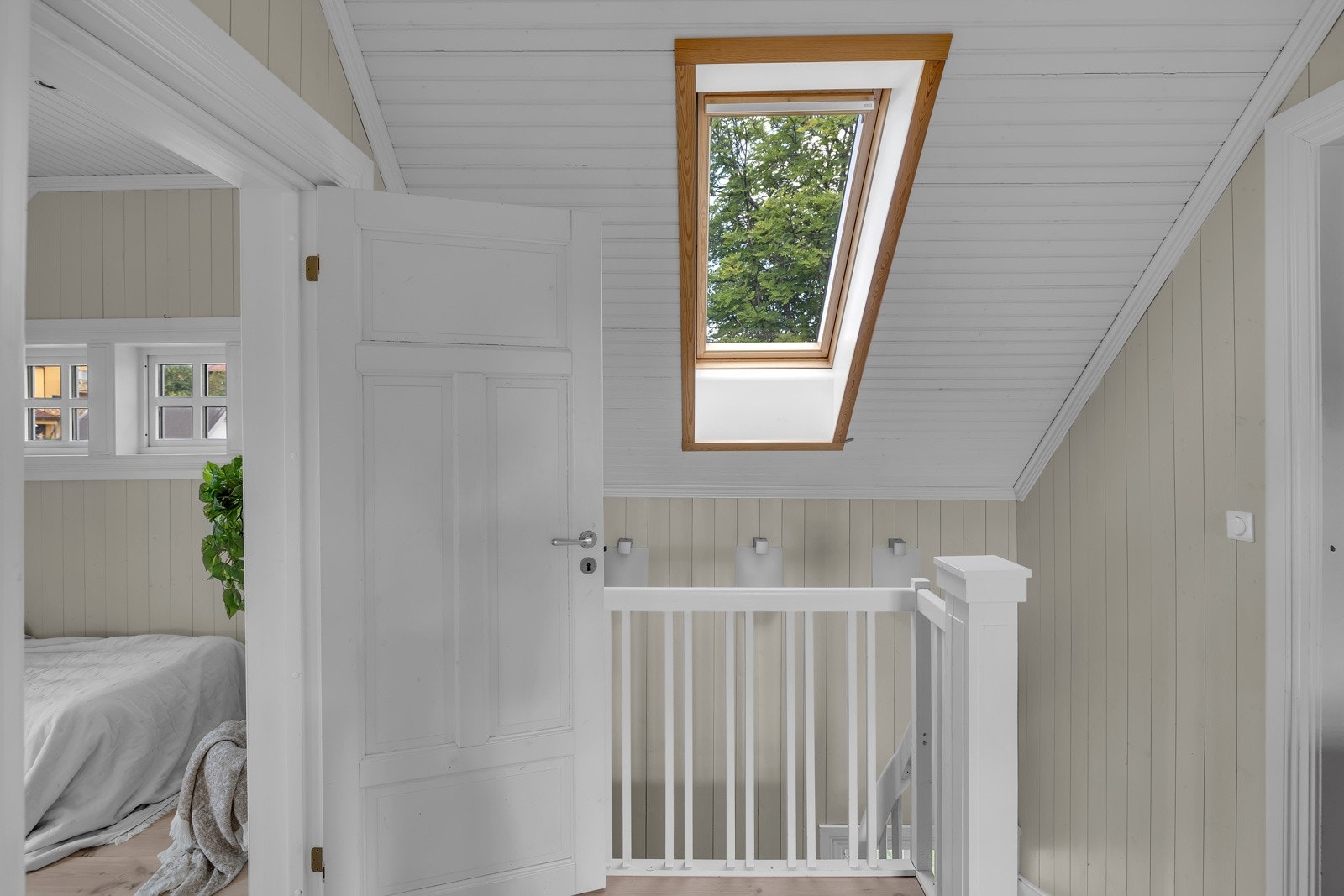 Boligens 2. etasje er dedikert til soverom, loftstue og bad Galleribilde