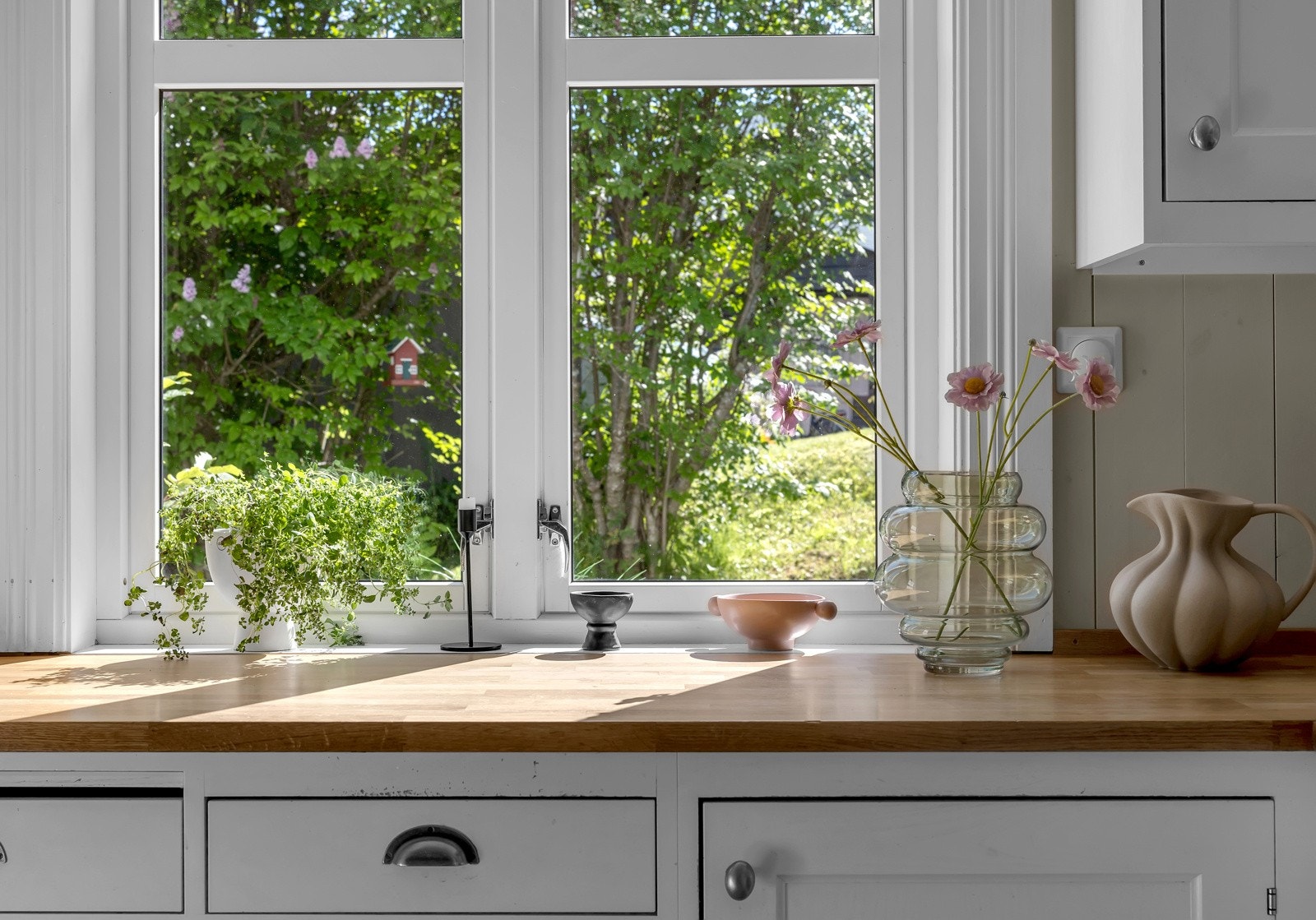 Kjøkkenet har god arbeidsplass og en fantastisk kontakt med uteområdet mens du tilbereder mat Galleribilde