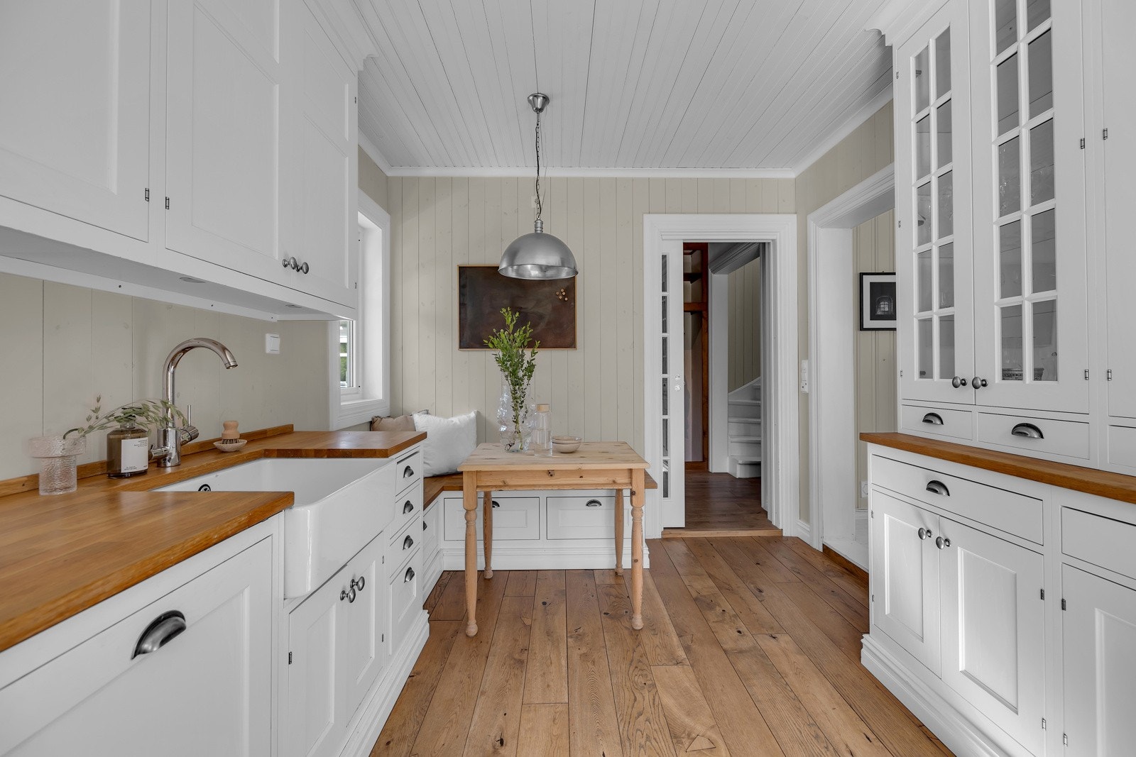 Fra gangen/hallen føres du til dette nydelige kjøkkenet som er spesiallaget for huset Galleribilde