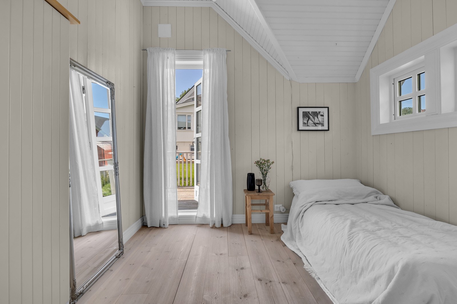 Lyst og koselig soveorm med skråtak og god takhøyde. Rommet er på ca. 8,5m2 Galleribilde