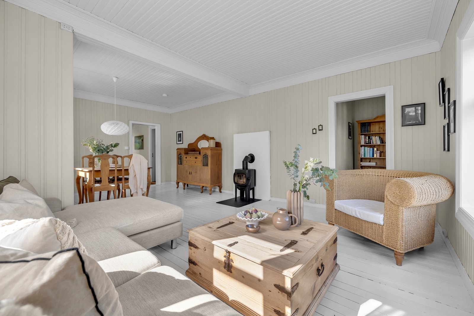 Fra stuen er det inngang til et fint lite kontor som er i overkant av 3m2 Galleribilde