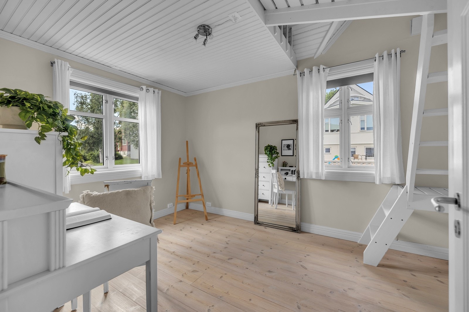 Dette er et stort soverom på ca.10.5m2 hvor eier har bygget en fantastisk hemsløsning som barna kommer til å elske Galleribilde