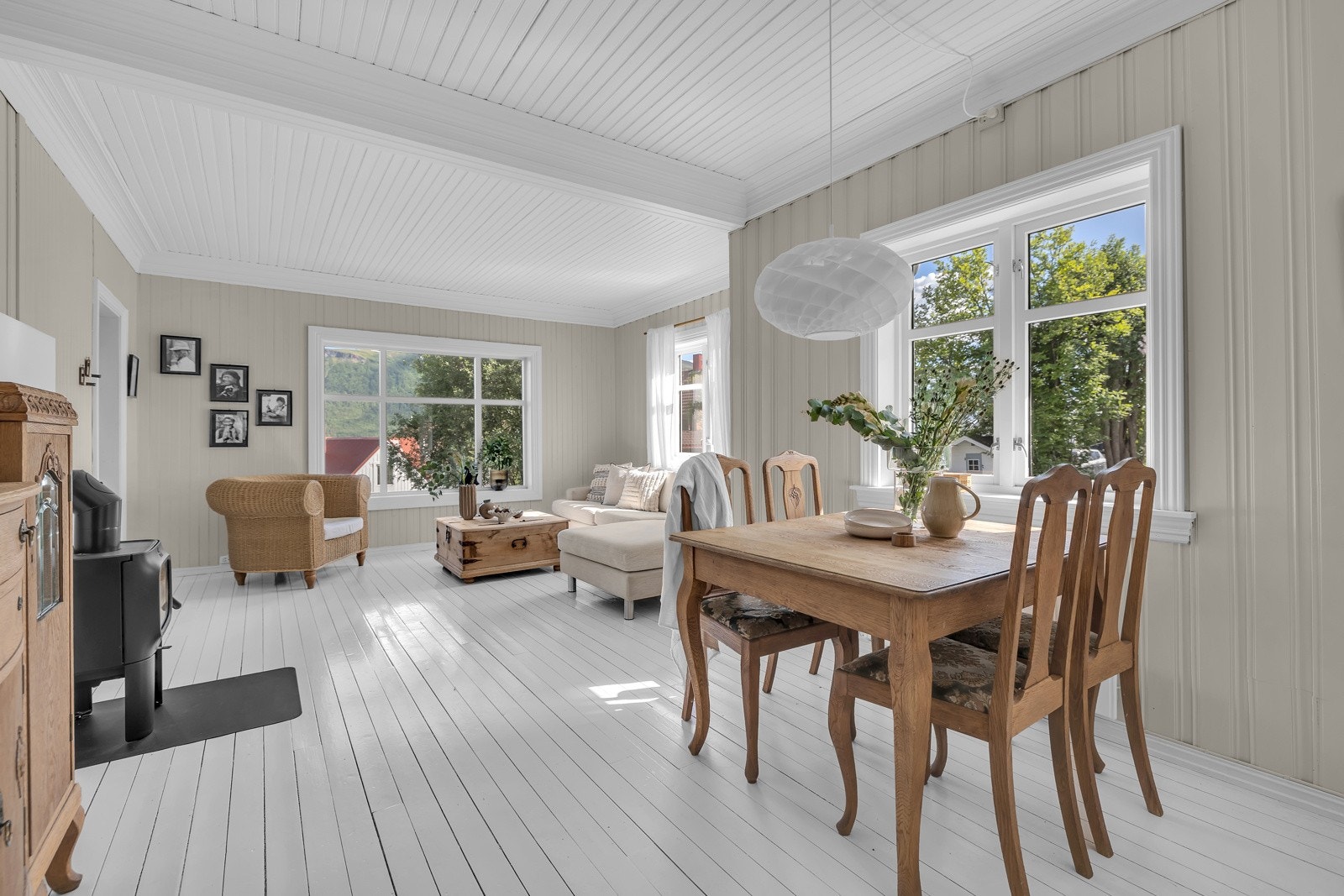 Rommet er lyst og har rikelig med naturlig lysinnslipp fra vinduene mot sør og øst Galleribilde