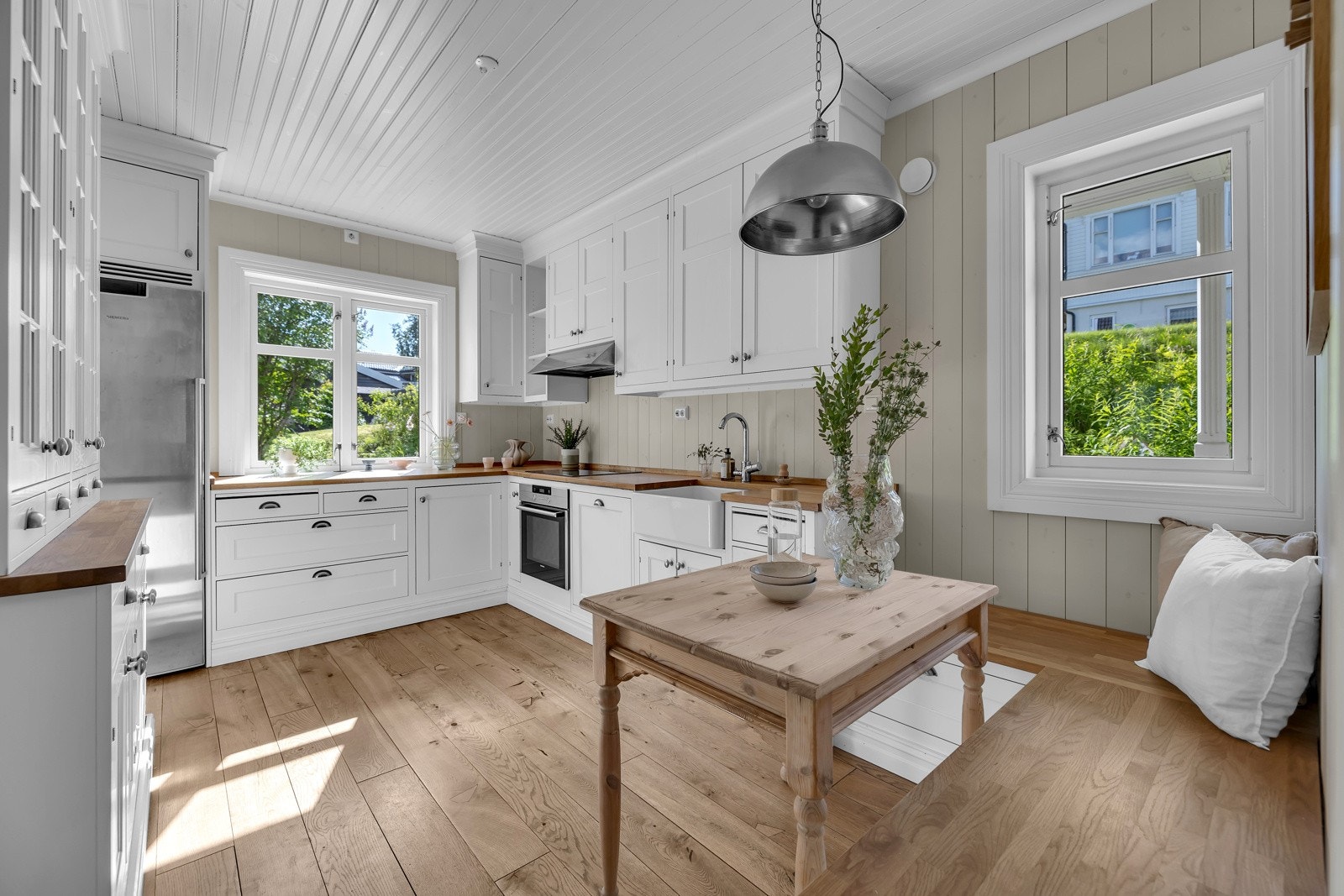 Kjøkknet er på ca. 12m2 som gir plass både innholdsrik innredning og kjøkkenbord Galleribilde