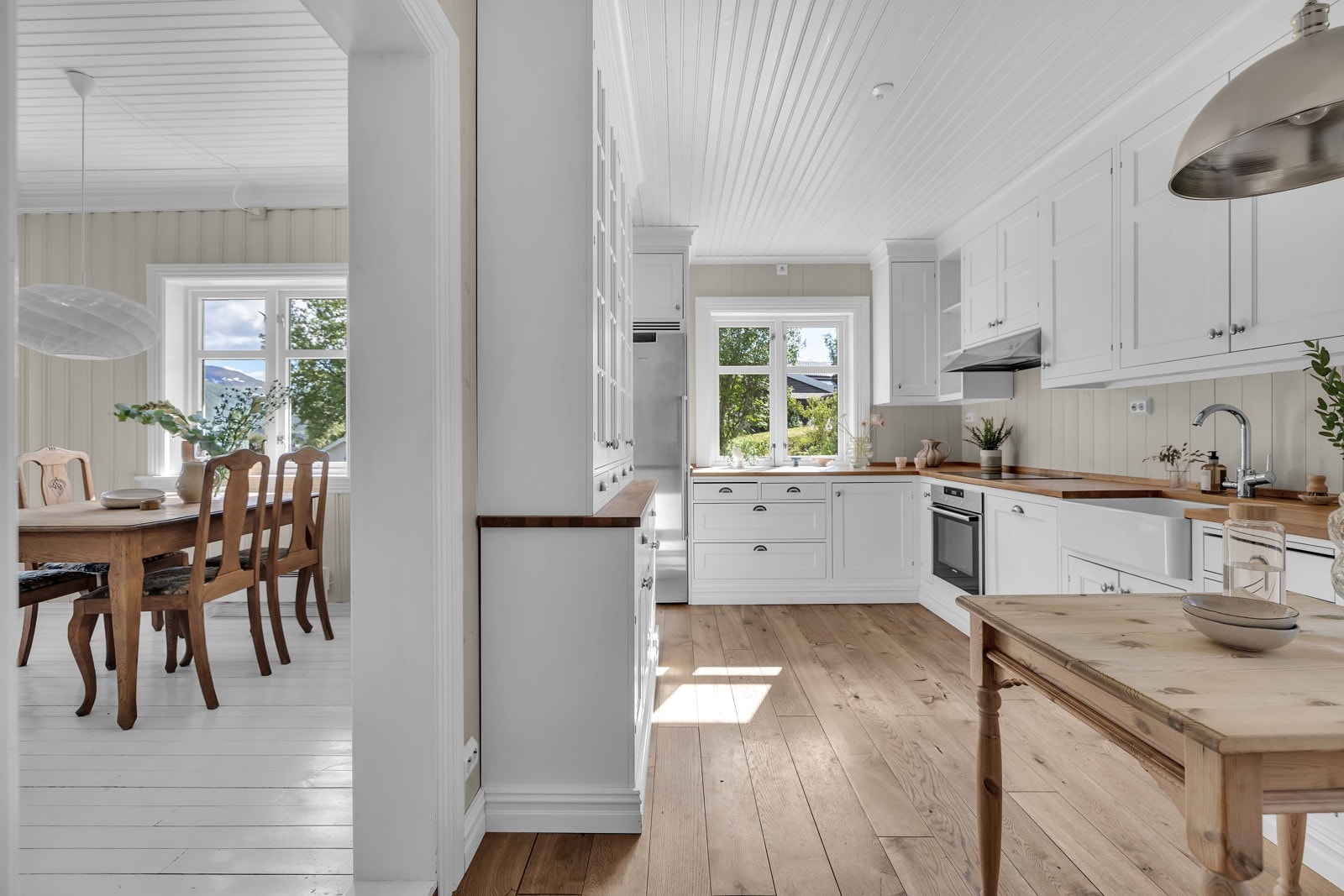 Fra kjøkkenet er det adkomst til stue Galleribilde