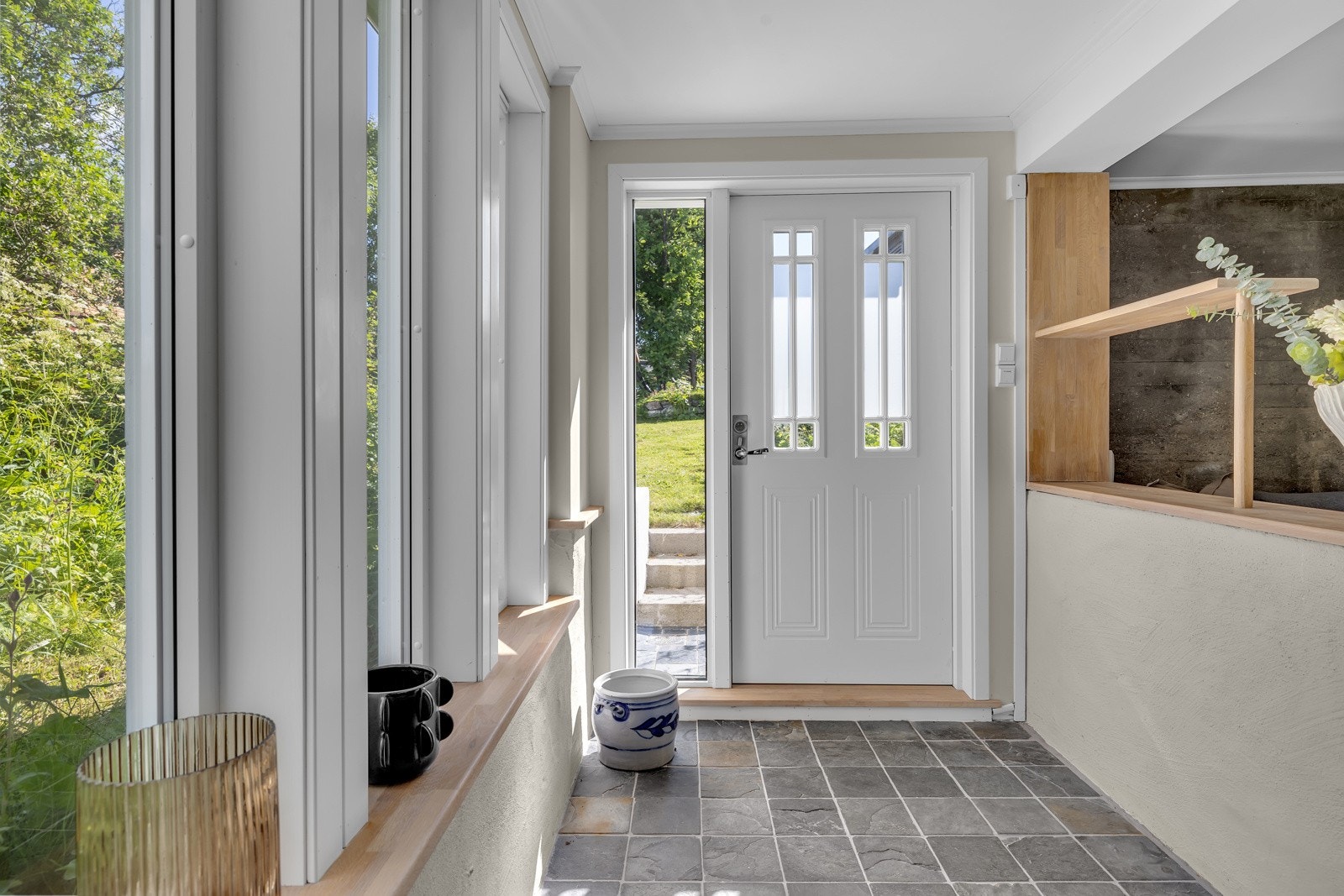 Boligens u. etasje er dedikert til denne flotte leiligheten. Sjeldent lyst og lekkert inngangsparti Galleribilde